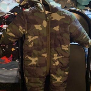 Infant boy old navy snowsuit size 0/3 mths